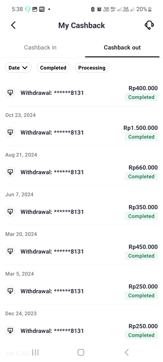 Orang tersenyum memegang smartphone dengan tampilan aplikasi cashback
